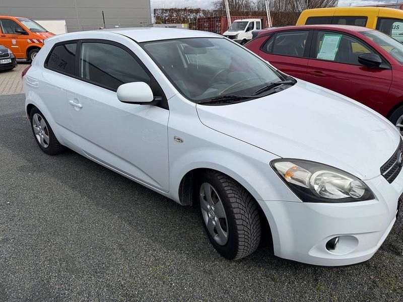 Gebraucht Kia ProCeed Spirit 125 PS (91 kW) 2011 Weiß Kleinwagen