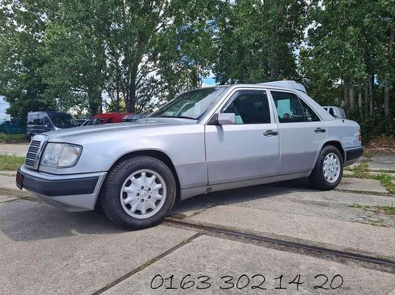 Silber (metallic) Gebraucht 1993 Mercedes E280 Limousine | 9.999 € - Bild 1/4