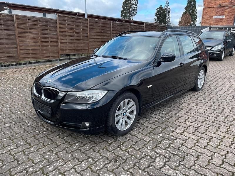 Schwarz Gebraucht 2009 BMW 318 Comfort Edition Kombi | 2.990 € (Superpreis) - Bild 1/4