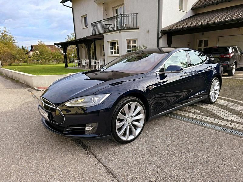 Blau Gebraucht 2025 Tesla Model S Kleinwagen | 22.500 € - Bild 1/4