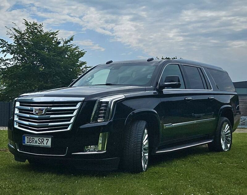 Schwarz Gebraucht 2018 Cadillac Escalade SUV | 58.990 € (Teuer) - Bild 1/4