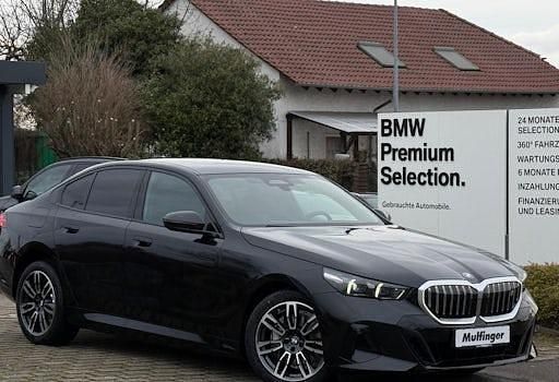 Neu BMW 550e M Sport 489 PS (359 kW) 2026 Grau Limousine