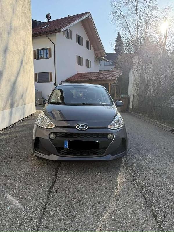 Gebraucht Hyundai i10 Trend 67 PS (49 kW) 2017 Grau Kleinwagen