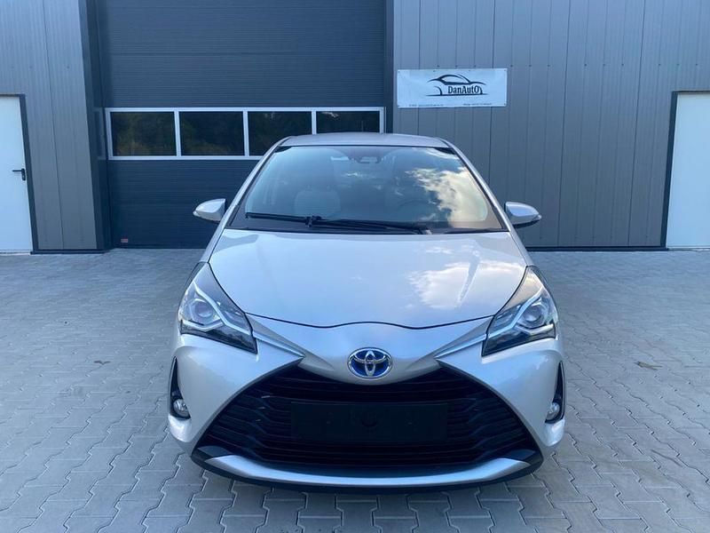 Silber Gebraucht 2018 Toyota Yaris Hybrid Limousine | 13.500 € (Fairer Preis) - Bild 1/4