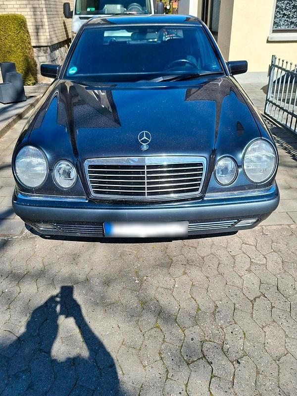 Gebraucht Mercedes E240 170 PS (125 kW) 1998 Schwarz Limousine