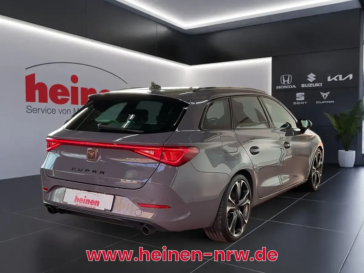 Usata Seat Leon 245 CV (180 kW) 2024 Grigio Berlina