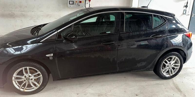 Gebraucht Opel Astra Edition 125 PS (91 kW) 2016 Schwarz Limousine