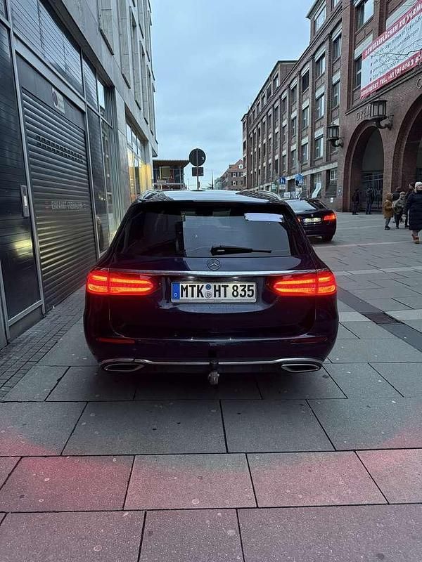 Gebraucht Mercedes E220 194 PS (142 kW) 2018 Blau Kombi