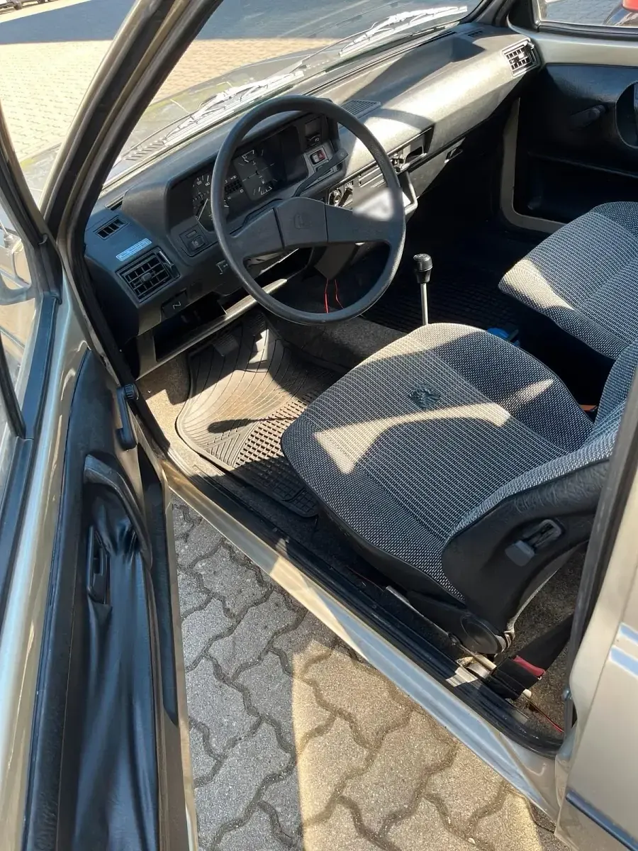 Gebraucht VW Polo 39 PS (28 kW) 1984 Silber Coupé