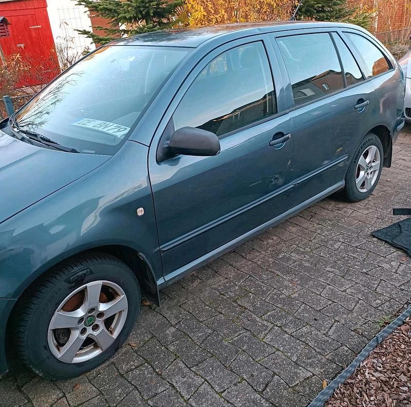 Grau Gebraucht 2005 Skoda Fabia Kombi | 900 € (Fairer Preis) - Bild 1/4
