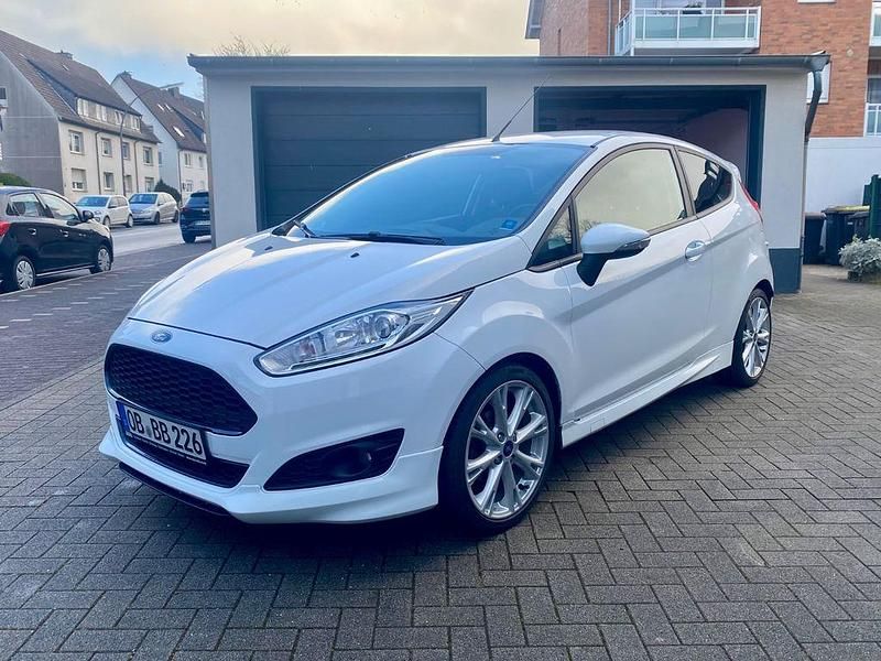 Gebraucht Ford Fiesta 125 PS (91 kW) 2013 Weiß Kleinwagen