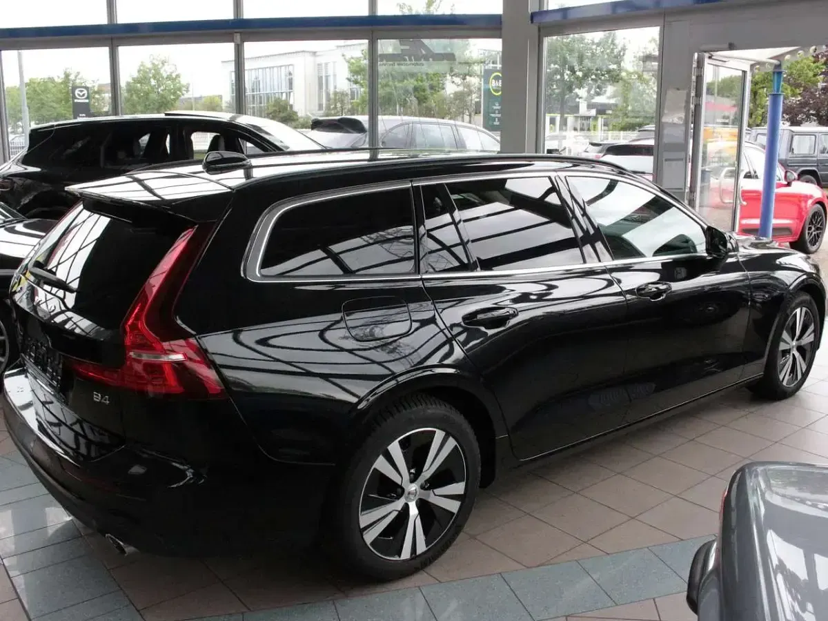 Gebraucht Volvo V60 Momentum 197 PS (144 kW) 2021 Schwarz Kombi