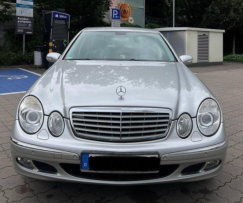 Silber Gebraucht 2005 Mercedes E200 Elegance Limousine | 6.300 € (Fairer Preis) - Bild 1/4