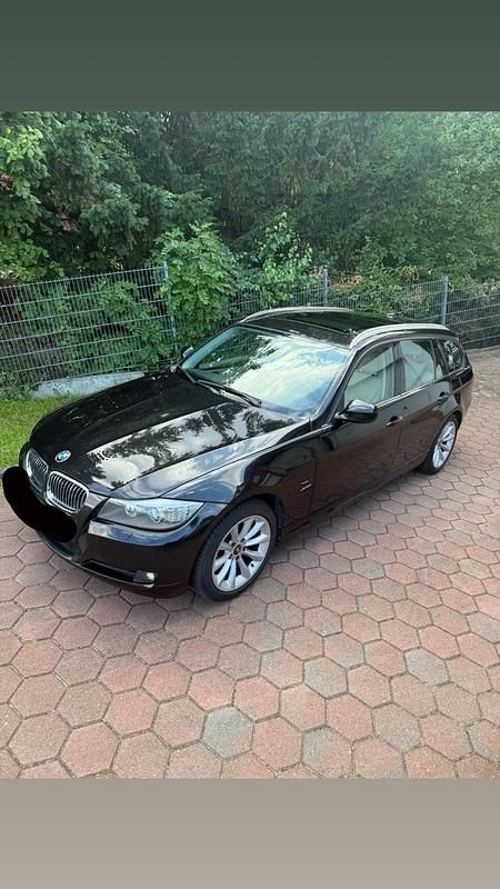Schwarz Gebraucht 2012 BMW 320 Kombi | 7.800 € (Superpreis) - Bild 1/4