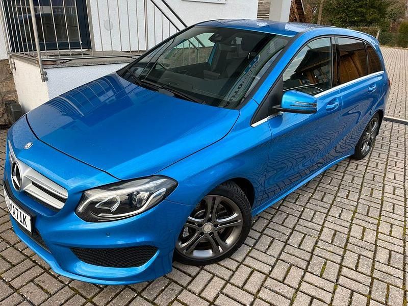 Gebraucht Mercedes B250 AMG line 211 PS (155 kW) 2017 Blau Van / Kleinbus