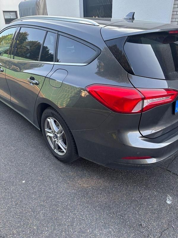 Gebraucht Ford Focus Cool & Connect 101 PS (74 kW) 2019 Grau Kombi