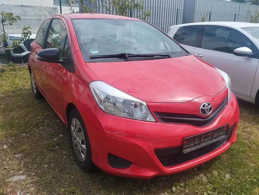 Gebraucht Toyota Yaris Cool 99 PS (72 kW) 2013 Rot Kleinwagen