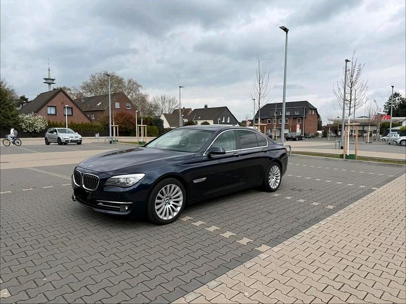 Gebraucht BMW 730 258 PS (189 kW) 2012 Blau Limousine