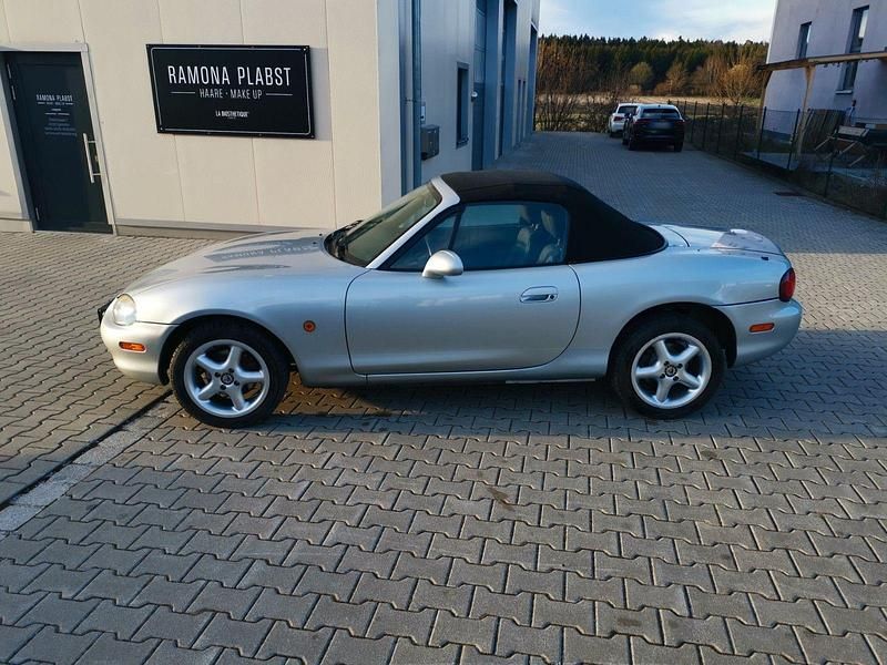 Second-hand Mazda MX5 110 CP (80 kW) 1999 Argintiu Cabrio