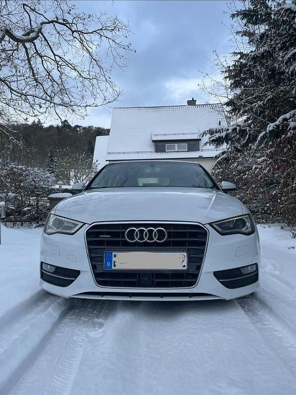 Weiß Gebraucht 2013 Audi A3 Ambition Limousine | 10.990 € (Fairer Preis) - Bild 1/4