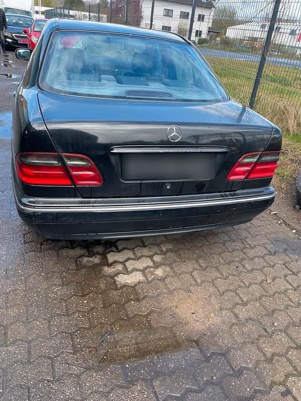 Gebraucht Mercedes E270 170 PS (125 kW) 2001 Schwarz Limousine