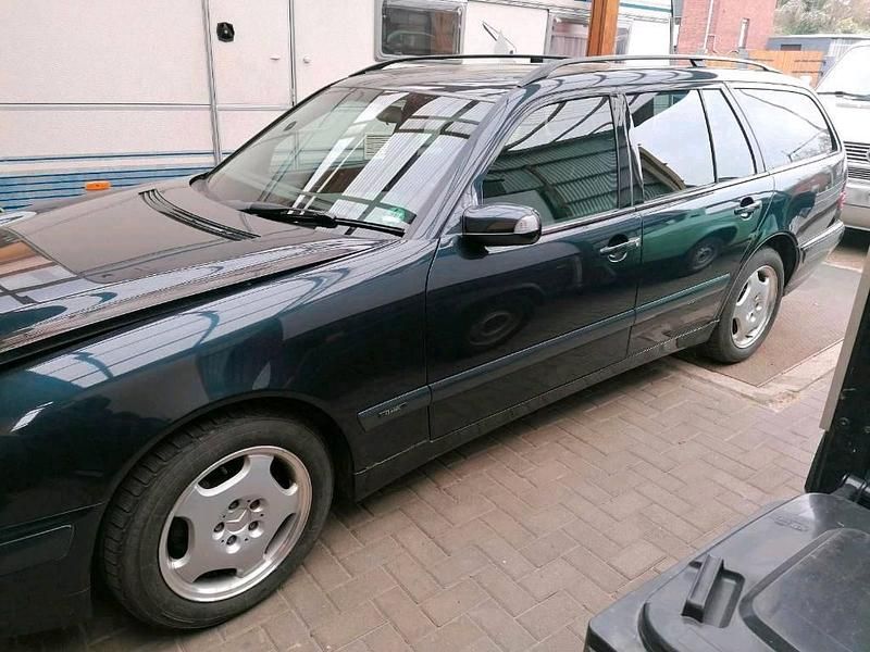 Gebraucht Mercedes E240 Classic 170 PS (125 kW) 1999 Blau Kombi