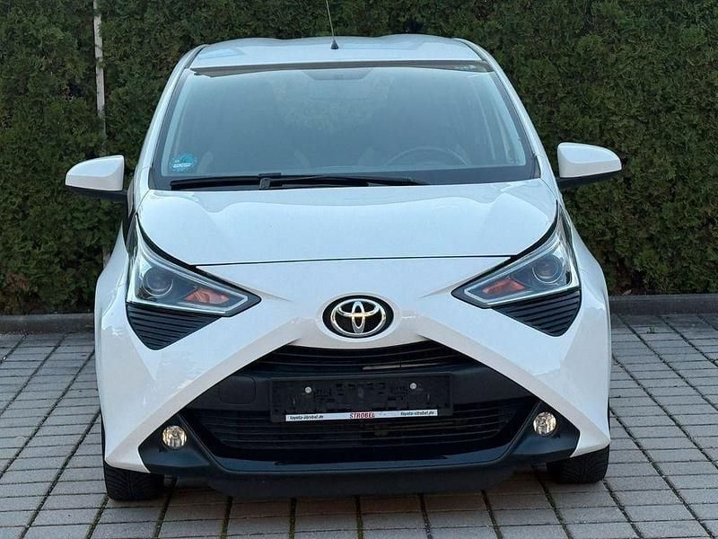 Weiß Gebraucht 2020 Toyota Aygo X-play Kleinwagen | 8.400 € (Guter Preis) - Bild 1/4