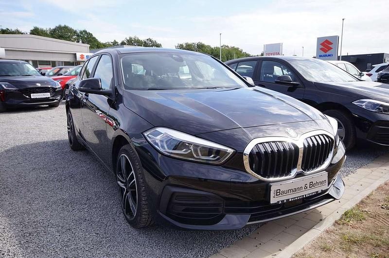 Schwarz ii Gebraucht 2023 BMW 118 Advantage Kleinwagen | 21.740 € (Fairer Preis) - Bild 1/4