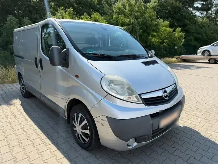Gebraucht Opel Vivaro 115 PS (84 kW) 2011 Silber Van / Kleinbus