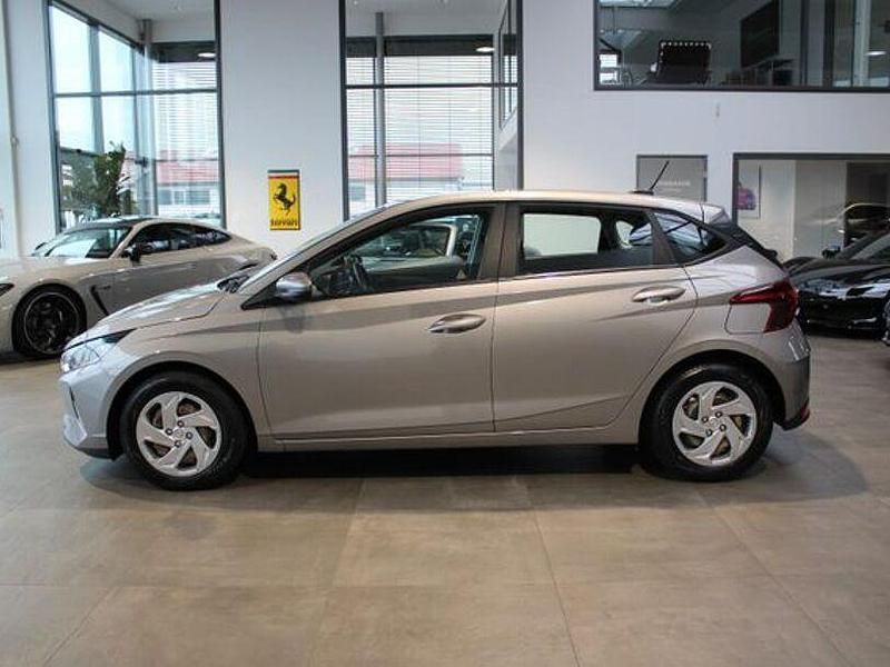 Gebraucht Hyundai i20 Select 84 PS (61 kW) 2022 Braun Limousine