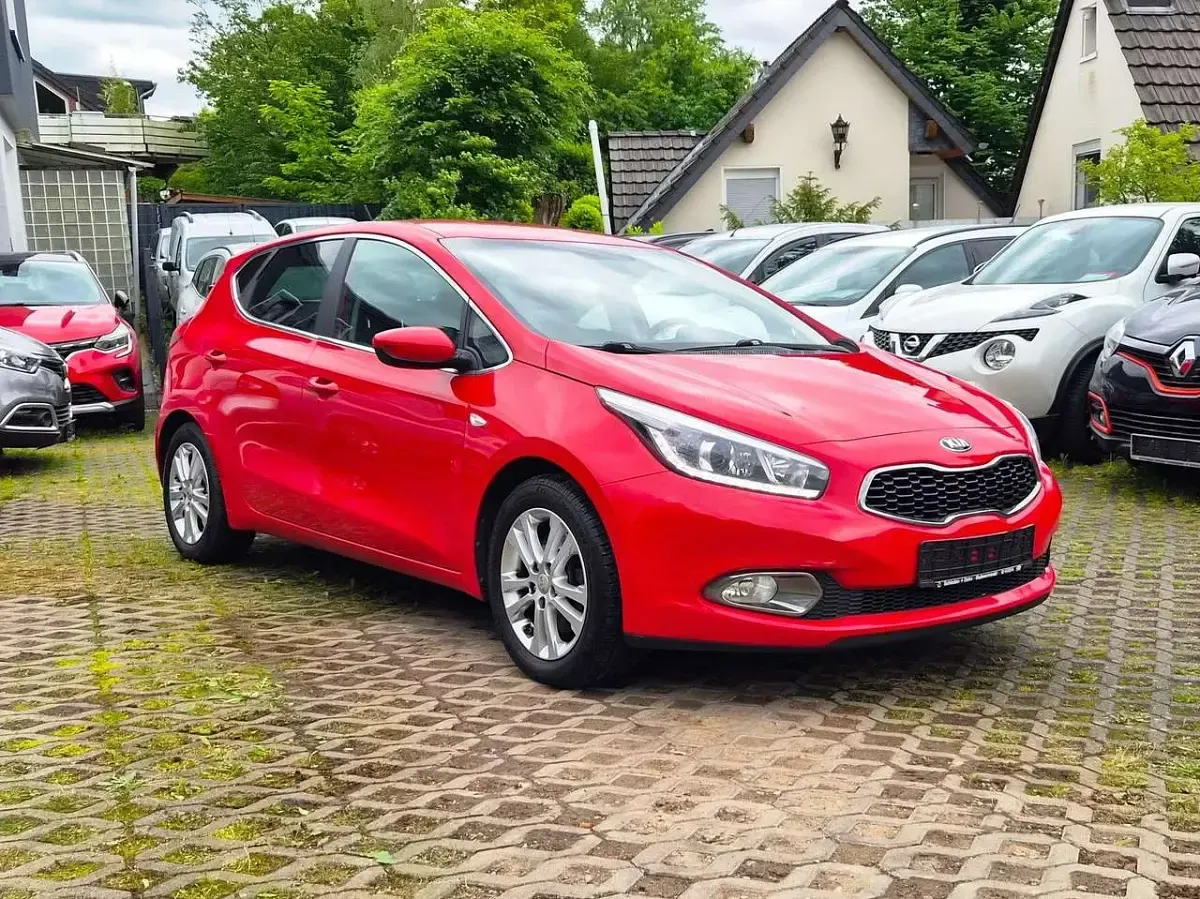 Usado Kia Ceed DREAM-TEAM Edition 99 CV (72 kW) 2015 Rojo Utilitario