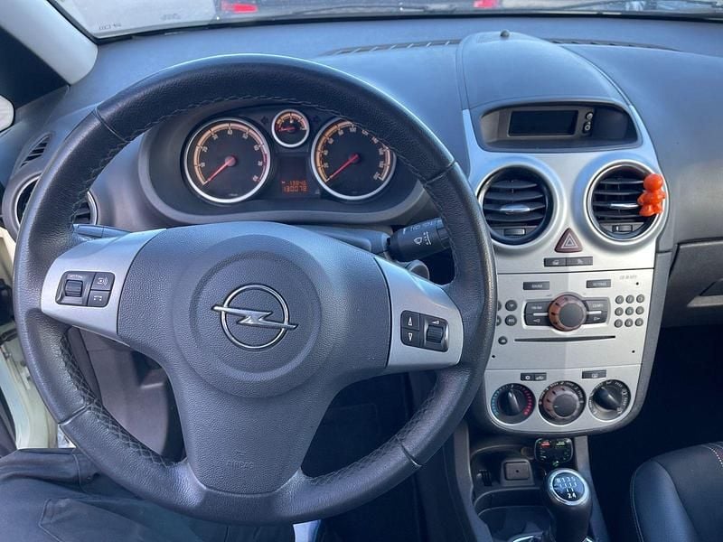 Gebraucht Opel Corsa Color Edition 86 PS (63 kW) 2012 Weiß Kleinwagen