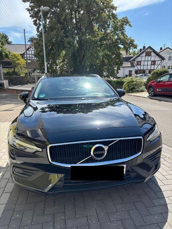 Schwarz Gebraucht 2018 Volvo V60 Momentum Kombi | 21.900 € (Guter Preis) - Bild 1/4