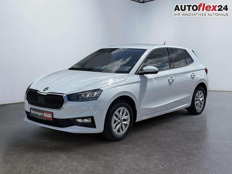 Moon weiss metallic Neu 2025 Skoda Fabia Drive Limousine | 22.780 € (Fairer Preis) - Bild 1/4