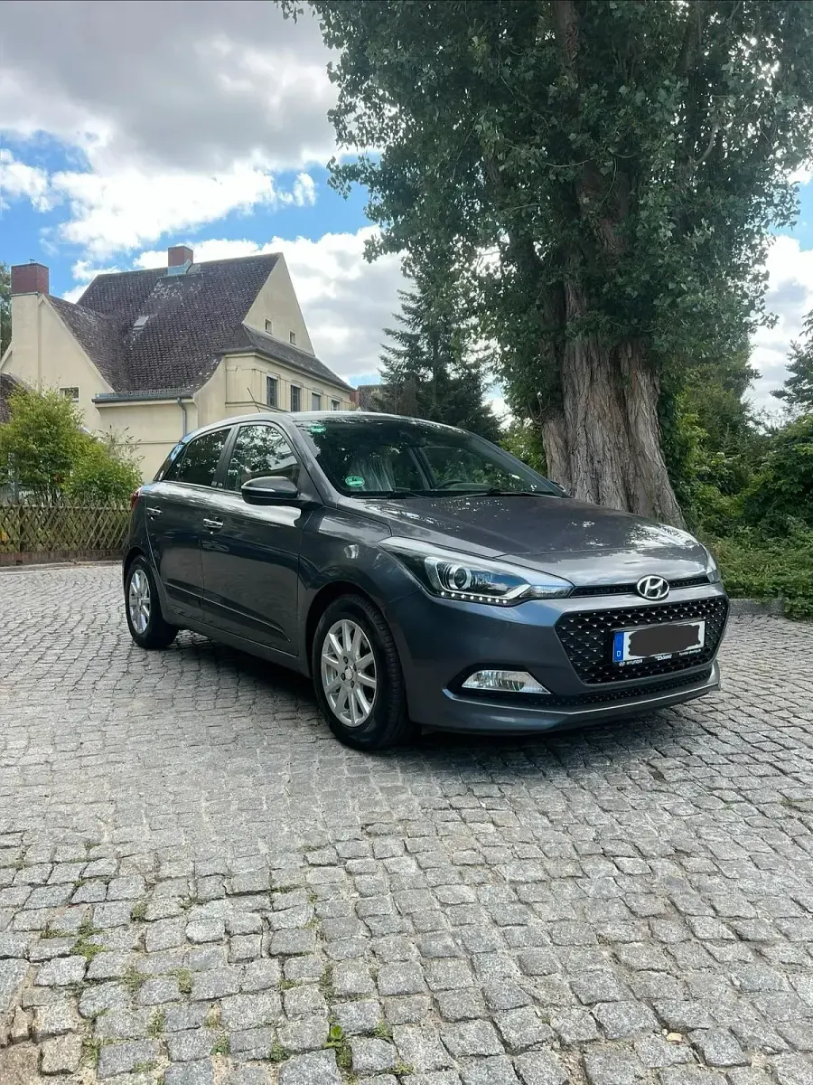 Gebraucht Hyundai i20 101 PS (74 kW) 2015 Limousine