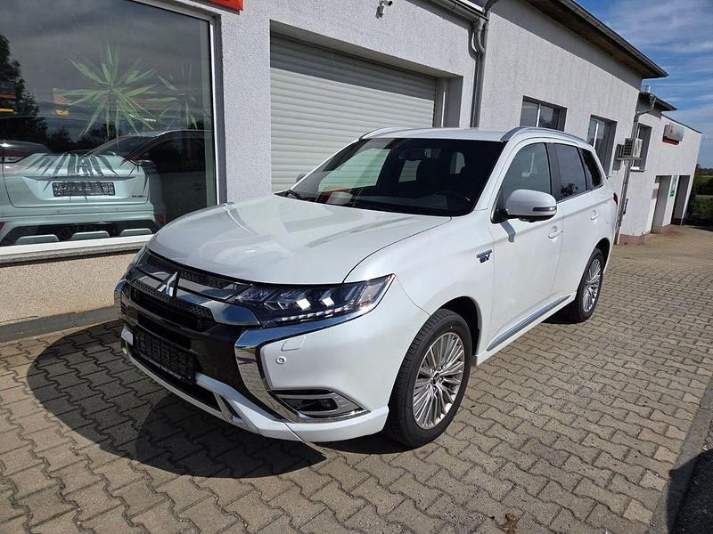 Weiß Gebraucht 2018 Mitsubishi Outlander P-HEV Edition SUV | 21.990 € (Etwas zu teuer) - Bild 1/4