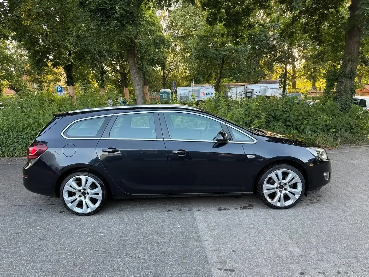 Gebraucht Opel Astra 110 PS (80 kW) 2011 Schwarz Kombi