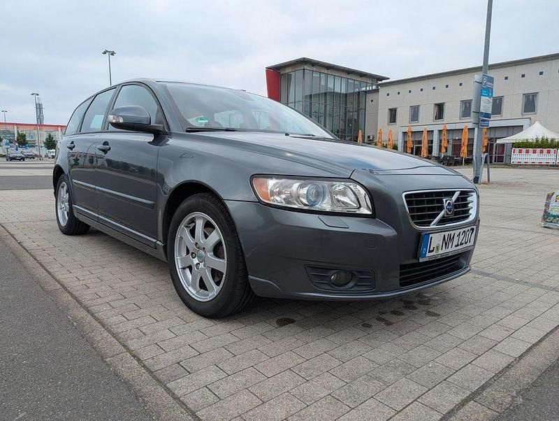 Grau Gebraucht 2009 Volvo V50 Momentum Kombi | 4.000 € (Fairer Preis) - Bild 1/4