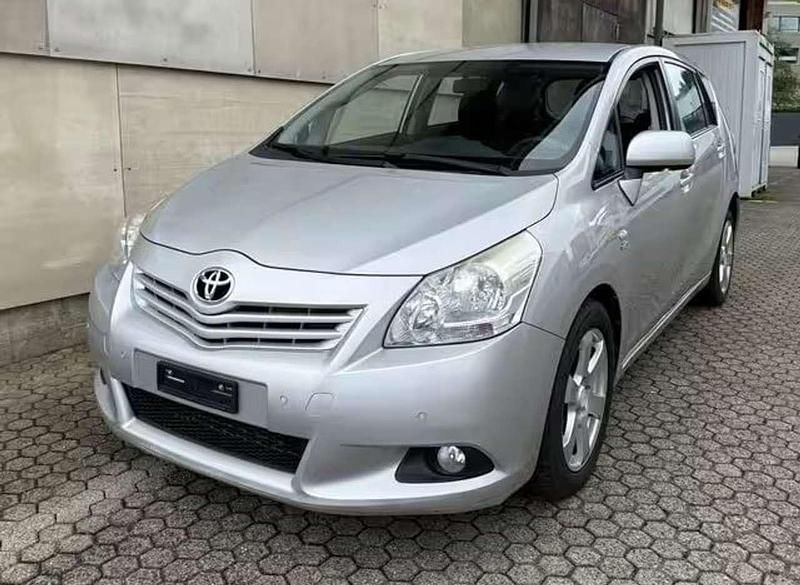 Silber Gebraucht 2011 Toyota Verso Multidrive S Van / Kleinbus | 15.700 € - Bild 1/4