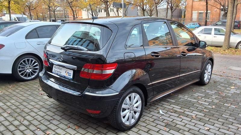 Gebraucht Mercedes B180 116 PS (85 kW) 2011 Kosmosschwarz Kleinwagen