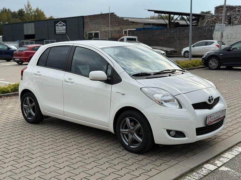 Weiß Gebraucht 2009 Toyota Yaris Sol Limousine | 5.990 € (Teuer) - Bild 1/2