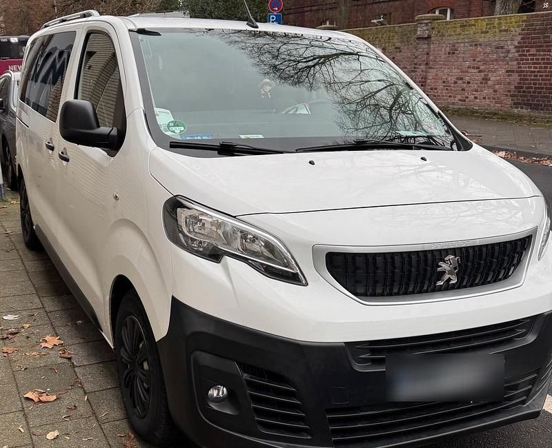 Weiß Gebraucht 2018 Peugeot Traveller Van / Kleinbus | 24.999 € - Bild 1/4