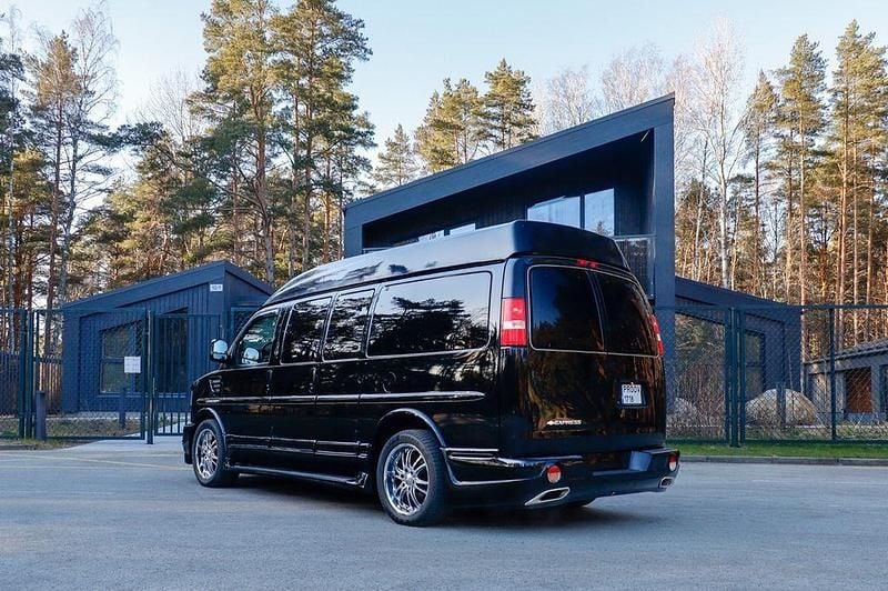 Second-hand Chevrolet Express 314 CP (230 kW) 2013 Negru Monovolum