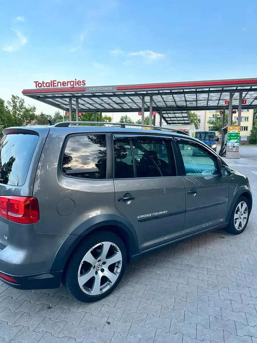 Gebraucht VW Touran Cross 115 PS (84 kW) 2011 Braun Van / Kleinbus