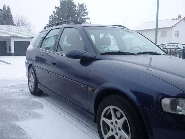 Blau metallic Gebraucht 1999 Opel Vectra Edition Kombi | 1.990 € (Etwas zu teuer) - Bild 1/3