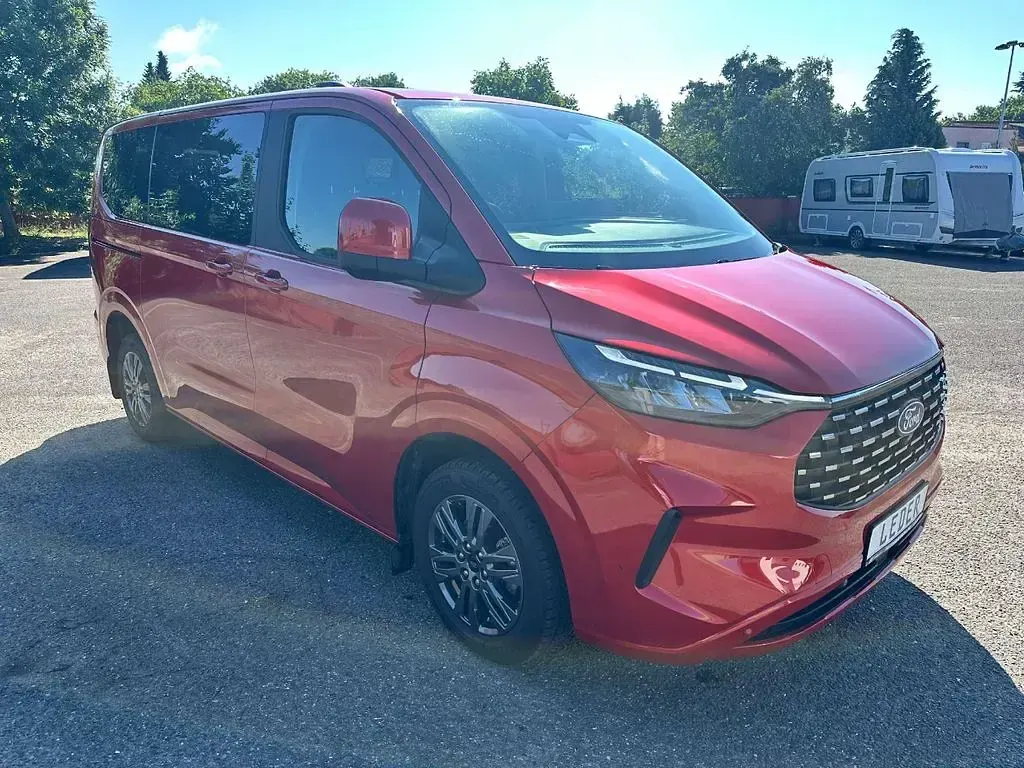 Gebraucht Ford Tourneo Titanium 136 PS (100 kW) 2025 Artisan red Van / Kleinbus