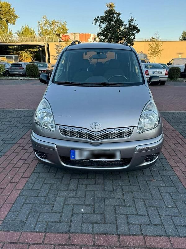 Grau Gebraucht 2004 Toyota Yaris Verso Van / Kleinbus | 4.950 € (Etwas zu teuer) - Bild 1/4