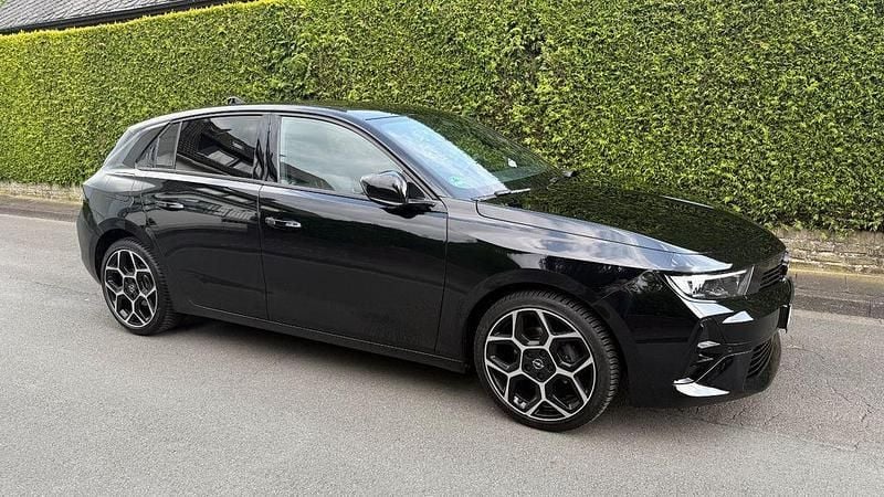 Schwarz Gebraucht 2023 Opel Astra Limousine | 22.375 € (Guter Preis) - Bild 1/4