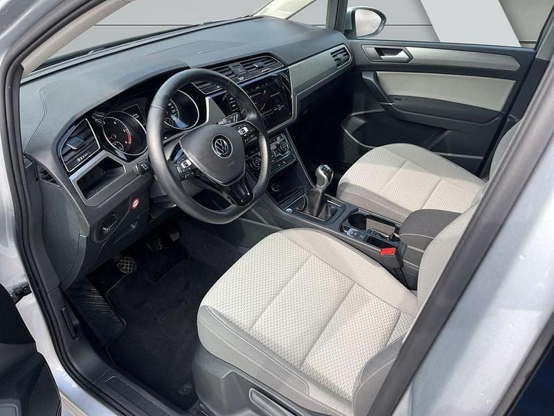 Gebraucht VW Touran Comfortline 122 PS (89 kW) 2022 Reflexsilber metallic Van / Kleinbus