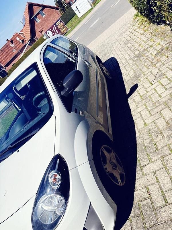 Second-hand Renault Twingo 75 CP (55 kW) 2011 Alb Hatchback